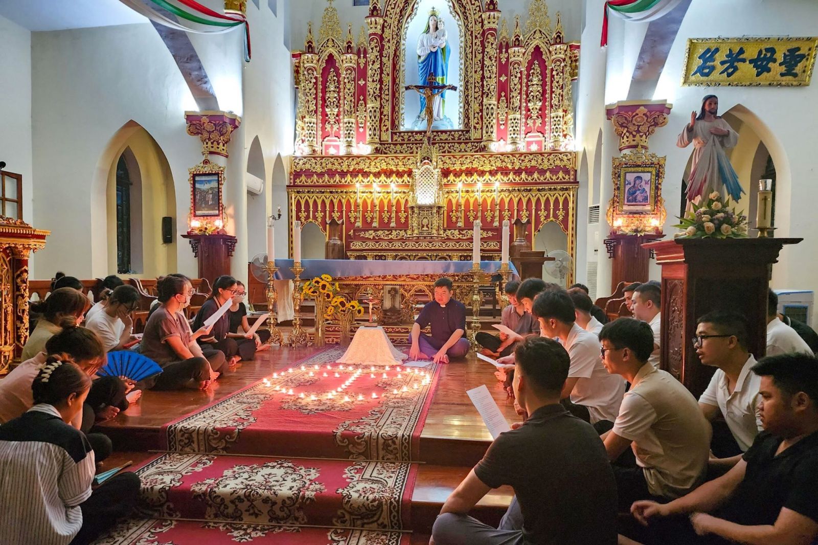 Giới trẻ Đàn Giản cầu nguyện Taize