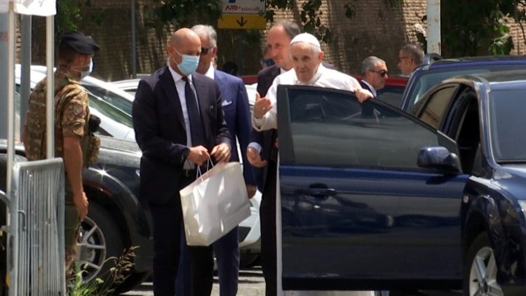 Đức Thánh Cha xuất viện, trở về Vatican